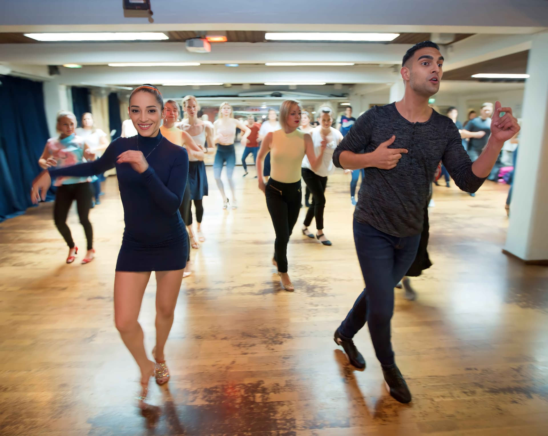 Los maestros de Viaje de Éxito guiando una clase grupal de salsa