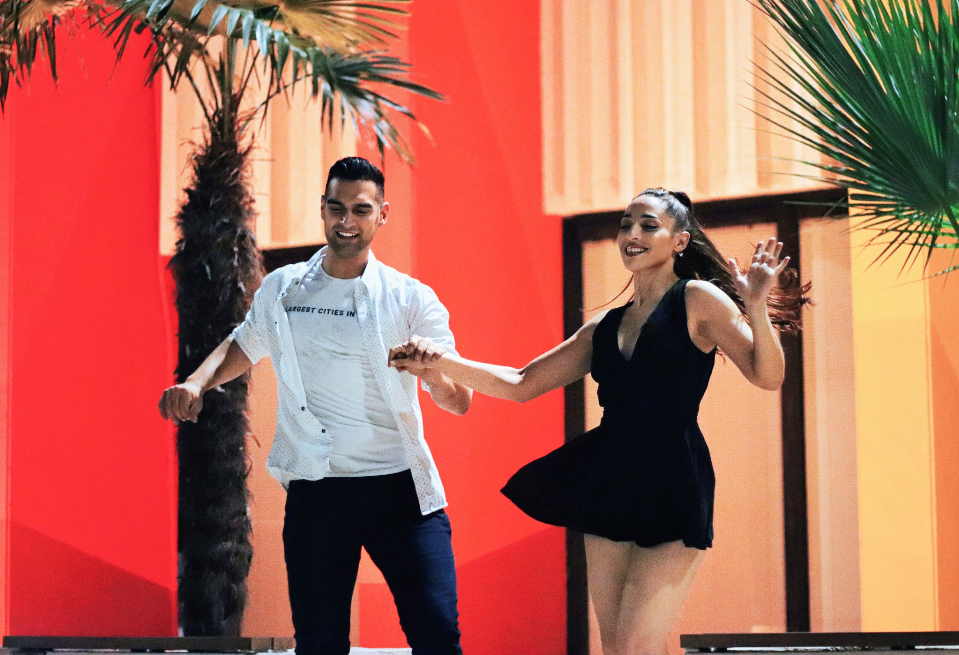 Pareja bailando salsa con entusiasmo